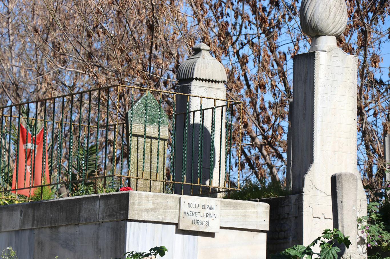 Molla Gürani’nin de kabrinin bulunduğu hazirenin duvarı çöktü Molla Gürani’nin de kabrinin bulunduğu hazirenin duvarı çöktü